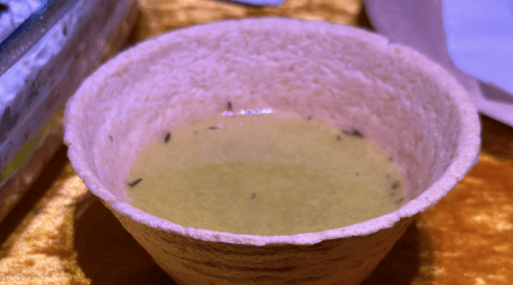 Essbare Schale befüllt mit Suppe am Stand von Solawi